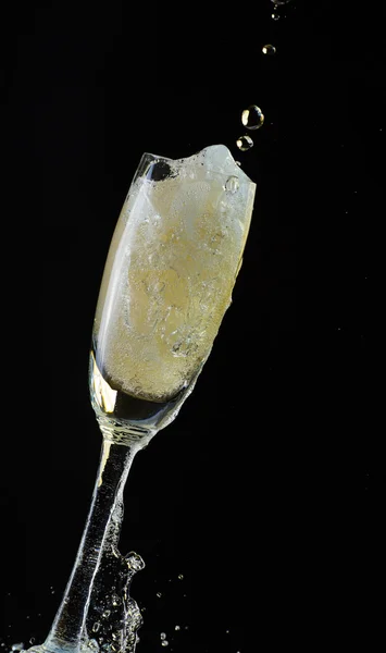 Verre de champagne avec éclaboussure, isolé sur fond noir — Photo