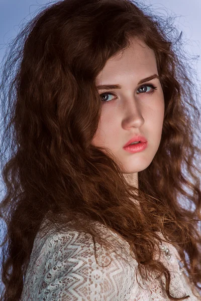 Mujer de moda romántica vintage con pelo largo. Vestido rosa . —  Fotos de Stock