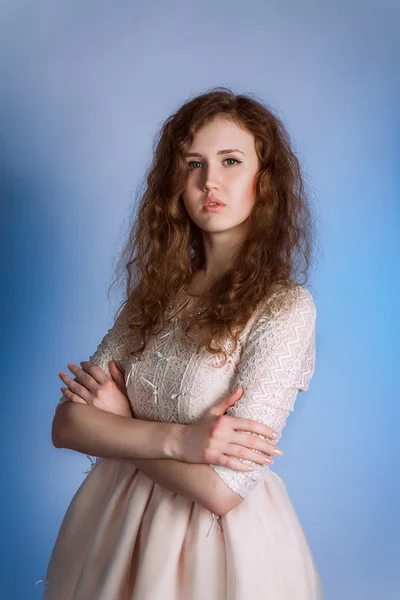 Mulher de moda romântica vintage com cabelo longo. Vestindo vestido rosa . — Fotografia de Stock