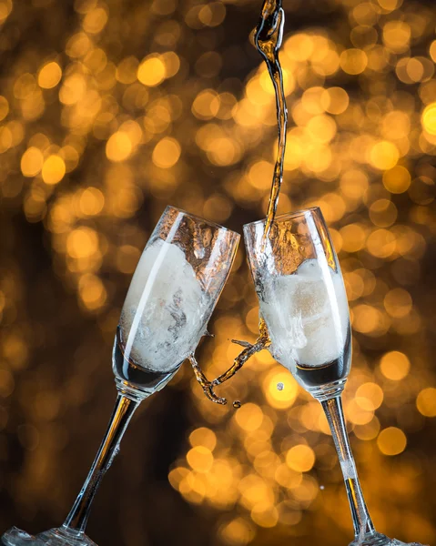 Novoroční půlnoci s skleničky na světlé pozadí — Stock fotografie