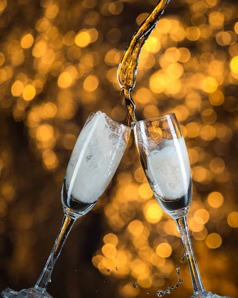 Nyttår ved midnatt med champagneglass på lys bakgrunn – stockfoto