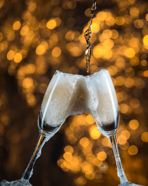 Новий рік опівночі з келихами шампанського на світлому фоні — стокове фото