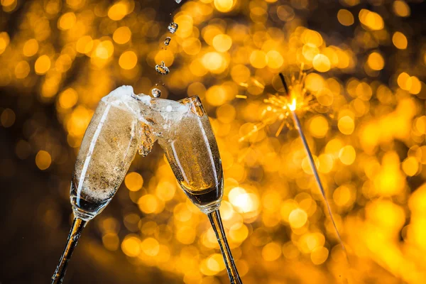 Capodanno a mezzanotte con bicchieri di champagne su sfondo chiaro — Foto Stock