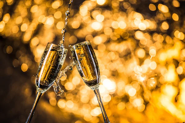 Nyår vid midnatt med champagneglas på ljus bakgrund — Stockfoto