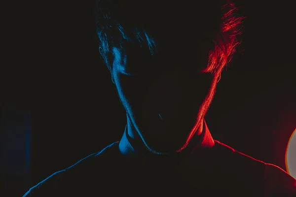 Stijl man silhouet portret met rode en blauwe filters — Stockfoto