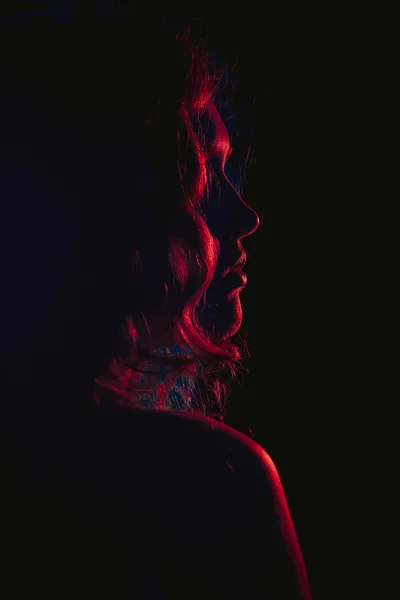 Imagem de uma bela jovem mulher com cabelo fluindo. Estilo Film Noir. Filtrado — Fotografia de Stock