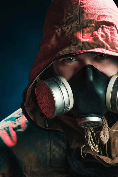 Een man in een gas masker op een zwarte achtergrond — Stockfoto