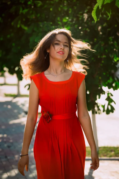 Koyu saç ve deri kemer park doğası üzerine Kırmızı elbiseli güzel seksi moda kız portresi — Stok fotoğraf