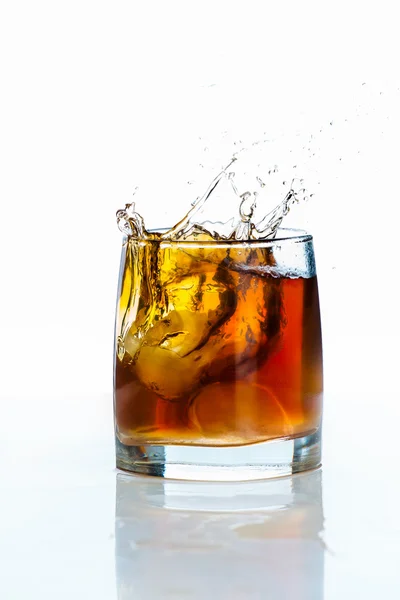Glas scotch whisky en ijs op een witte achtergrond — Stockfoto