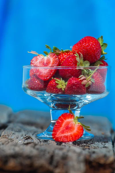 Isolated strawberry isolated on rustic wooden background — Stock Photo, Image