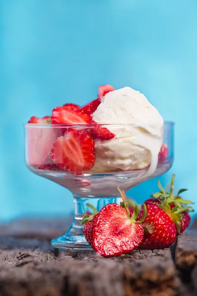 Eis mit Erdbeeren und Schlagsahne — Stockfoto