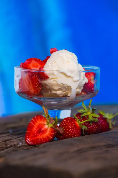 Eis mit Erdbeeren und Schlagsahne — Stockfoto