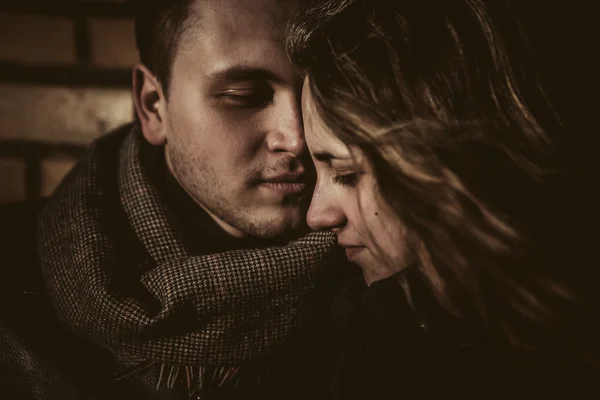 Jovem casal feliz no Parque de Inverno se divertindo. Família ao ar livre. beijo de amor — Fotografia de Stock