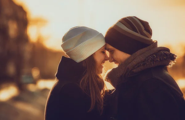 Joven pareja en amor al aire libre — Foto de Stock