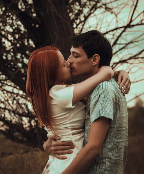 Pareja joven besándose en otoño campo —  Fotos de Stock