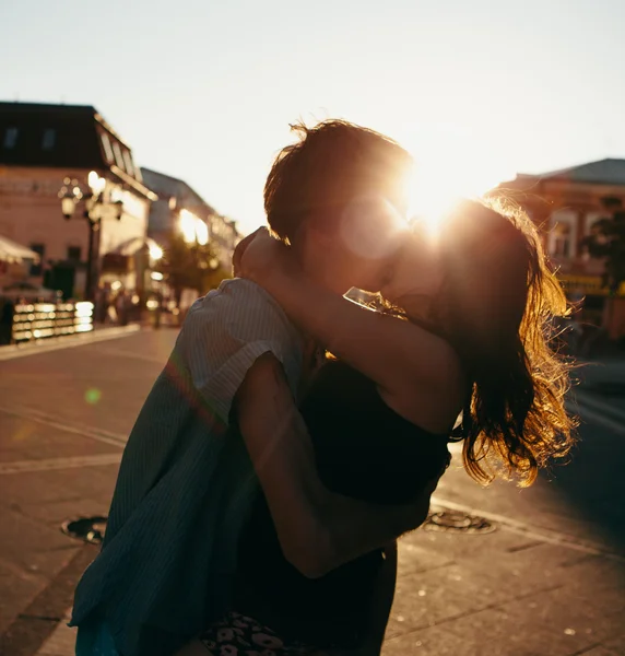 Jeune couple embrasser sur le coucher du soleil — Photo