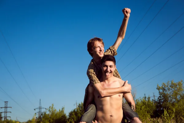 外面年轻同性恋夫妇幸福 — 图库照片