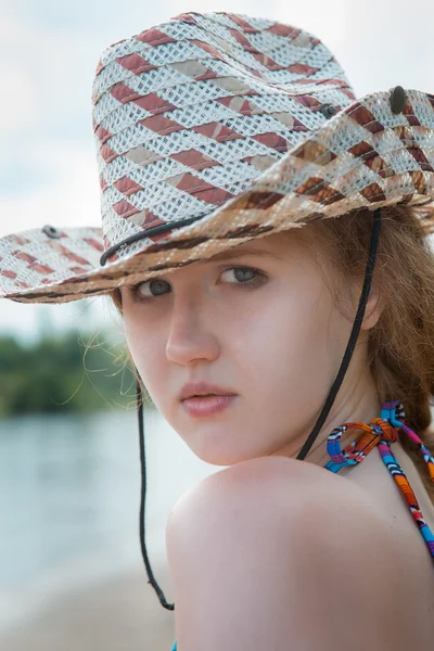 Сексуальная женщина в ковбойской шляпе — стоковое фото