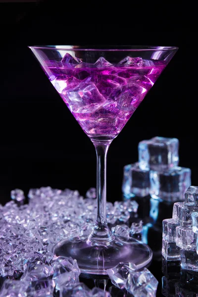 Coctail violeta com cubos de gelo — Fotografia de Stock