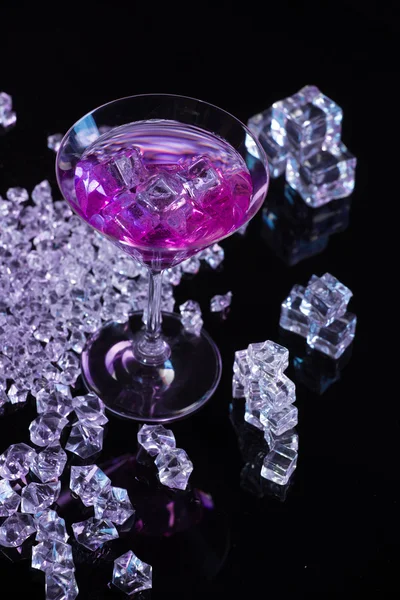 Coctail violeta com cubos de gelo — Fotografia de Stock