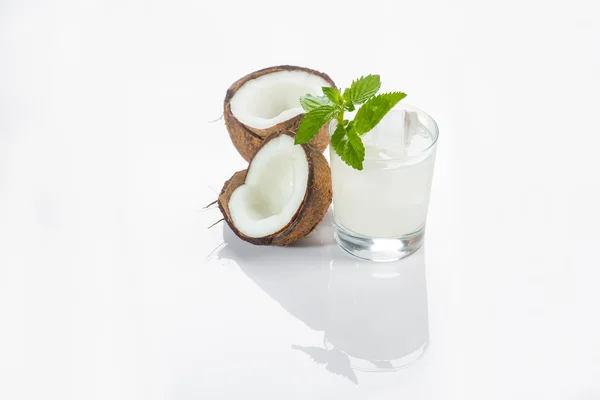 Coquetel de coco no fundo branco — Fotografia de Stock