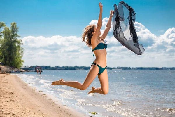 Jumping happy girl on the beach, fit sporty healthy sexy body in bikini — Stock Photo, Image