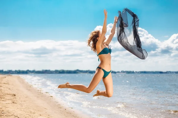 Jumping happy girl on the beach, fit sporty healthy sexy body in — Stock Photo, Image