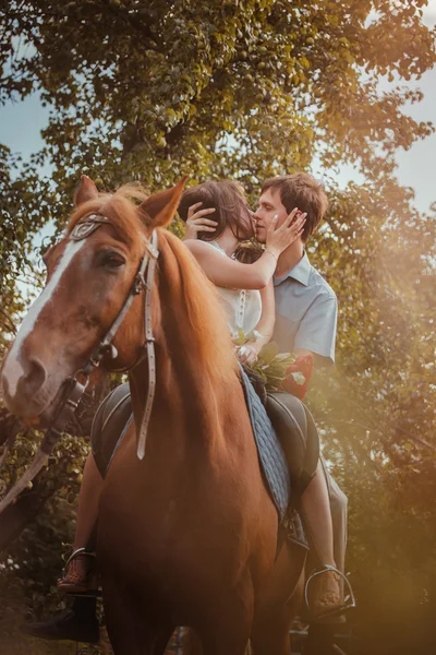 Νεαρό ζευγάρι όμορφα με ένα άλογο. Φιλτράρεται. Επιλεκτική εστίαση. — Φωτογραφία Αρχείου