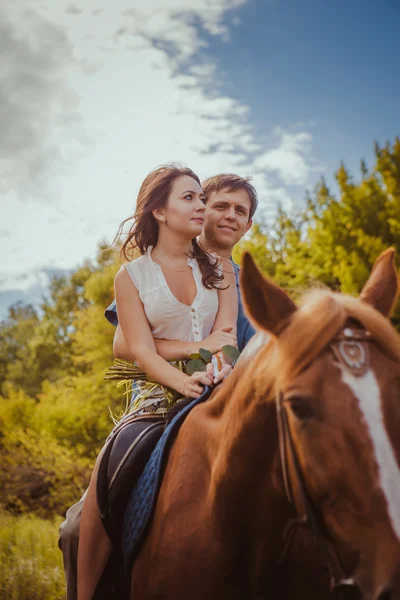 Νεαρό ζευγάρι όμορφα με ένα άλογο. Φιλτράρεται. Επιλεκτική εστίαση. — Φωτογραφία Αρχείου