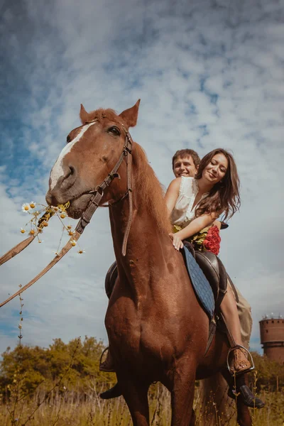 Jovem casal bonito com um cavalo. Filtrado. Foco seletivo . — Fotografia de Stock
