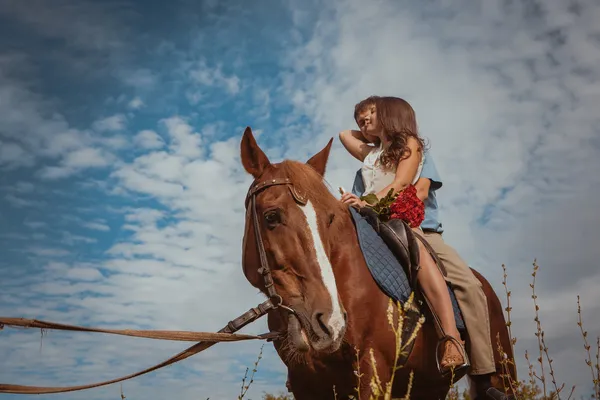 Hermosa pareja joven con un caballo. Filtrado. Enfoque selectivo . —  Fotos de Stock