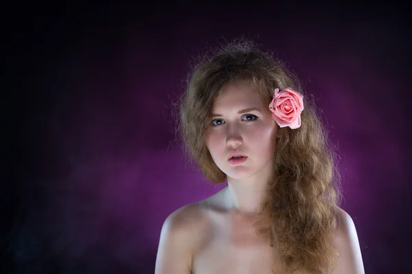 Estúdio retrato de jovem mulher bonita com rosas na fumaça — Fotografia de Stock