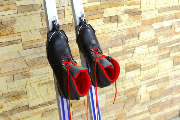 Лыжные ботинки, закрепленные на лыжах — стоковое фото