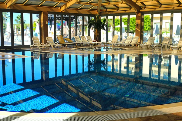 Indendørs pool i Spa hotel - Stock-foto