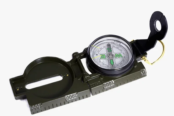 Ein kleiner Kompass in einem Metallrahmen auf weißem Hintergrund. — Stockfoto