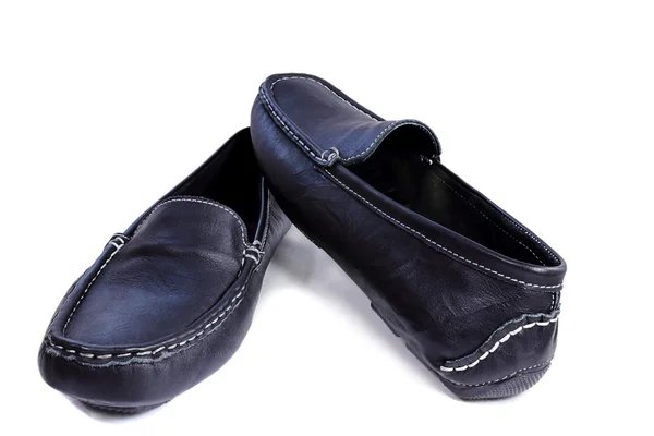 Mocassins de couro preto em um fundo branco . — Fotografia de Stock