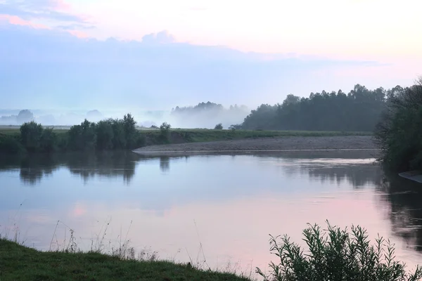 Früher nebliger Morgen in der Nähe des Flusses. — Stockfoto