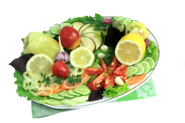 Plat de légumes et de fruits. Présenté sur fond blanc . — Photo