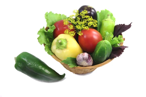 Cesta com frutas e legumes, fotografado em uma parte traseira branca — Fotografia de Stock