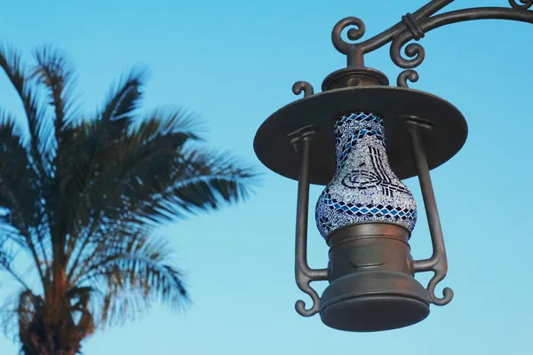 Lantern on the street its original form as an antique lamp. — Stock Photo, Image