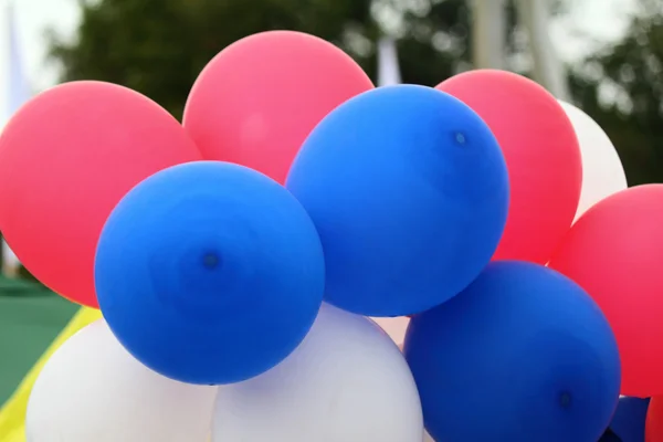 Röd, blå, vit gummi ballonger, fyllda med gas. — Stockfoto