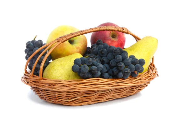 Fruit in een mand op een witte achtergrond. — Stockfoto