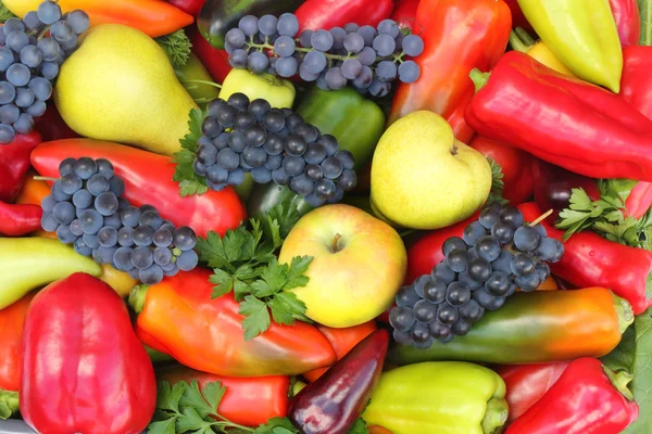 Çok çeşitli meyveler, kırmızı, sarı ve yeşil biber. — Stok fotoğraf