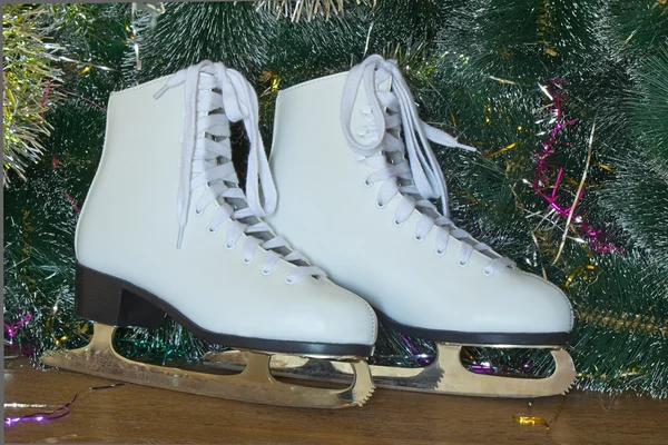 O presente de Ano Novo - a bela mulher patina . — Fotografia de Stock