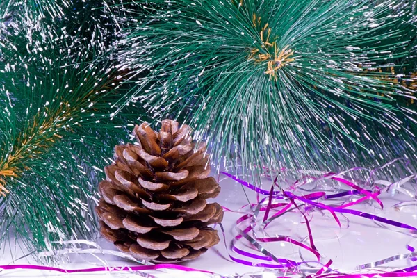 Decoração para a árvore de Natal é um cone de pinho . — Fotografia de Stock