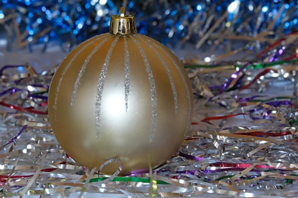 Διακόσμηση για το χριστουγεννιάτικο δέντρο - λευκή μπάλα. — Φωτογραφία Αρχείου