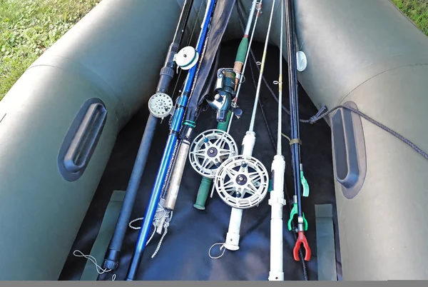 Preparado para pesca, fiação, varas de pesca, barco de borracha . — Fotografia de Stock