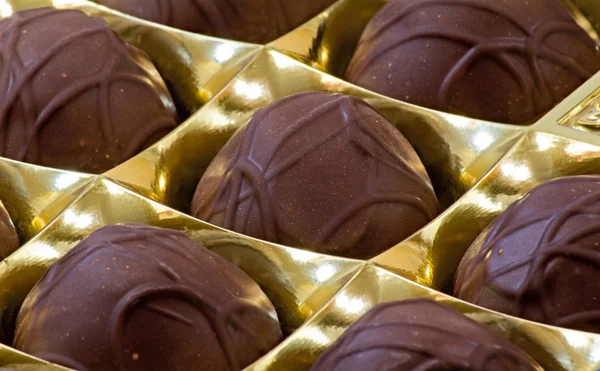 Καραμέλες από σοκολάτα σε λαμπερό πακέτο. — Φωτογραφία Αρχείου