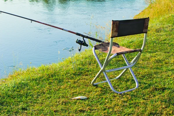 Cómodo lugar para la pesca en el río y pescado capturado — Foto de Stock