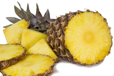 ananas ve beyaz zemin üzerine ananas dilimleri.